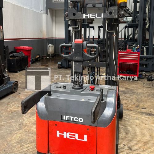 Stacker full elektric Reach